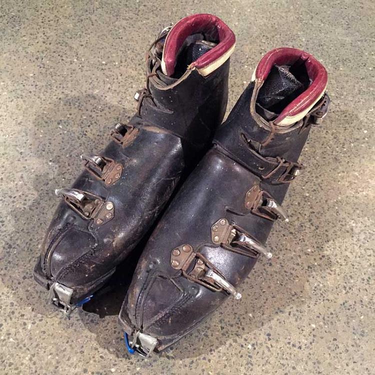 Винтажная пара обуви для водных лыж Vintage Boots For Ski Sports