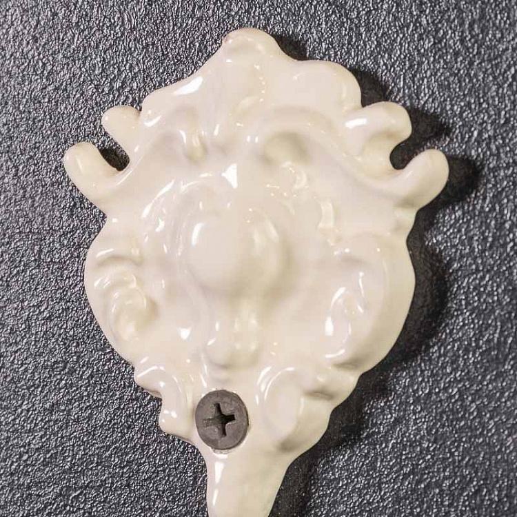 Однорожковый железный крючок Барокко с фарфоровым наконечником цвета слоновой кости, S Small Hook Baroque With Porcelain Knob Iron Cream