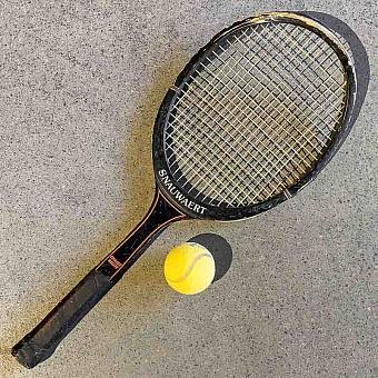 Винтажная теннисная ракетка и мяч Vintage Tennis Racket And Ball 16